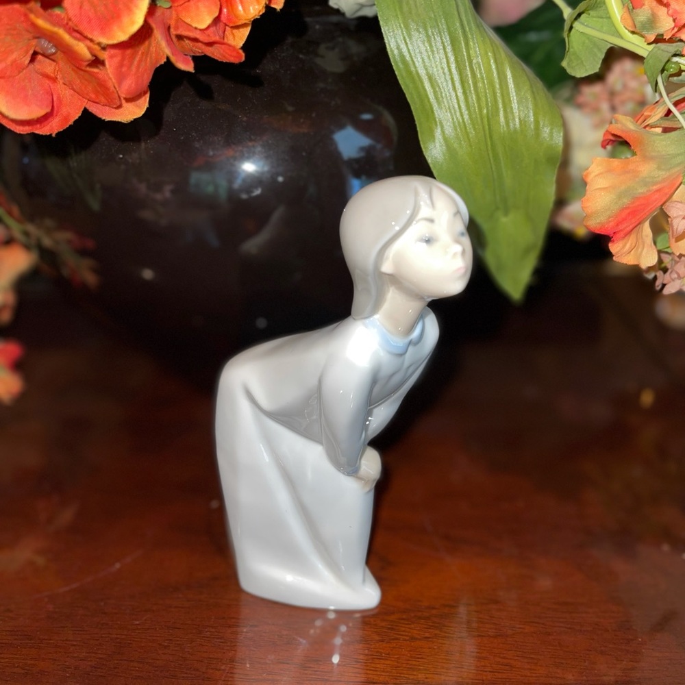 LLADRO #4873 GIRL KISSING LOVE ROMANCE RETIRED (1)
